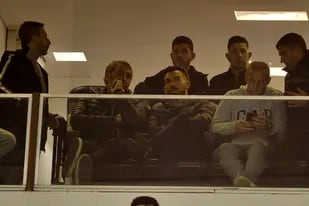 Carlos Tevez junto a Carlos Retegui presenciando la derrota de Central ante Vélez