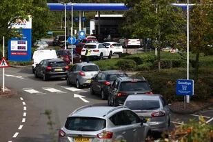 Una fila de vehículos hace cola para llenar en una gasolinera Tesco en Camberley, al oeste de Londres