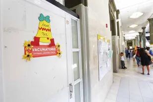 En la ciudad de Buenos Aires las autoridades sanitarias tienen previsto comenzar a aplicarlas el 5 de enero al personal de salud que se encuentra en la primera línea de la lucha contra el coronavirus