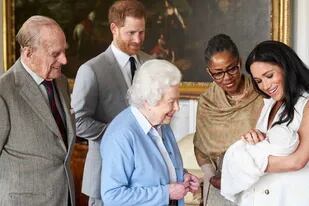 El Duque y la Duquesa de Sussex acompañados por la madre de Meghan, Doria Ragland, mientras muestran su hijo, Archie Harrison Mountbatten-Windsor, a la reina Isabel II y al Duque de Edimburgo en el Castillo de Windsor en 2019