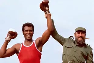 Fidel Castro sostiene en alto el brazo de Teófilo Stevenson, símbolo del boxeo amateur cubano, en 1984