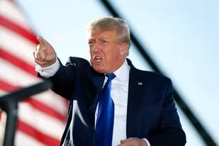 El expresidente Donald Trump habla en un mitin en Delaware County Fairgrounds, el sábado 23 de abril de 2022, en Delaware, Ohio, para respaldar a los candidatos republicanos antes de las primarias de Ohio el 3 de mayo. (AP Foto/Joe Maiorana)