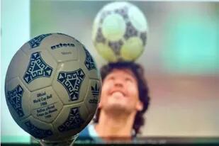 La pelota del mundial de 1986 es uno más de los productos que se publicaron en internet después de la muerte de Diego Maradona