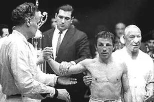 Horacio Accavallo, tras realizar su última pelea, el 12 de agosto de 1967: esa noche, en el Luna Park venció al japonés Hiroyuki Ebihara; detrás, de traje, un joven Tito Lectoure
