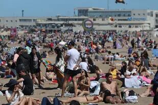 Turistas en playas de Mar del Plata este sábado