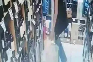 Una mujer robó un vino valuado en 160 mil pesos y quedó filmada por las cámaras de seguridad