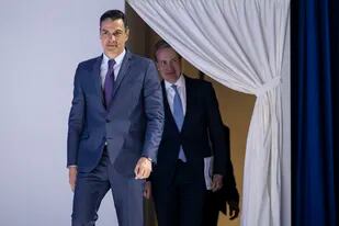El presidente del gobierno español, Pedro Sánchez, izquierda, arriba delante de Borge Brende, presidente del Foro Económico Mundial, a la 51ra reunión del FEM en Davos, Suiza, 24 de mayo de 2022. (Gian Ehrenzeller/Keystone via AP)