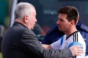 Julio Grondona se saluda con Messi, antes del Mundial 2014