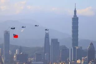 Helicópteros taiwaneses exhiben una enorme bandera de su país sobre el cielo de Taipei