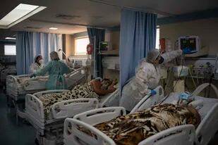 En Brasil no cede el estado de agobio. Aumentó en 500% la lista de espera para terapia intensiva en el estado de Río de Janeiro