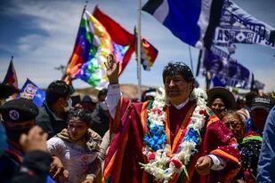 El expresidente boliviano Evo Morales saluda rodeado de simpatizantes en su ciudad natal Orinoca, Bolivia, el 10 de noviembre de 2020, luego de su regreso de la Argentina