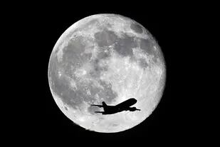 Un avión sobrevuela California durante la "luna azul" de 2015