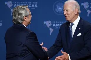 Alberto Fernández y Joe Biden al llegar a la ceremonia de apertura de la 9.ª Cumbre de las Américas en el Centro de Convenciones de Los Ángeles en Los Ángeles en 2022