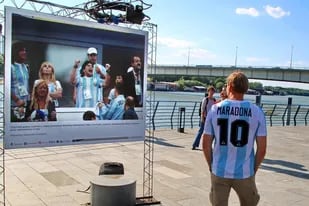 La muestra “Maradona” recopila imágenes de archivo del "10" de la agencia de noticias Télam y de la agencia de prensa serbia MN; las fotos se exhiben a orillas del río Sava, en Belgrado y se puede ver una versión digital en la web
