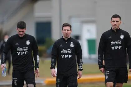 Messi, con De Paul y Paredes, en el entrenamiento de la selección.