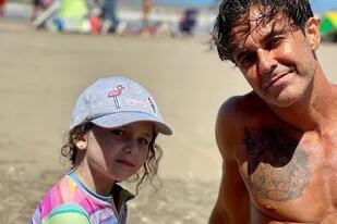 Mariano Martínez está compartiendo unas vacaciones en La Lucila del Mar junto a su hija menor, Alma