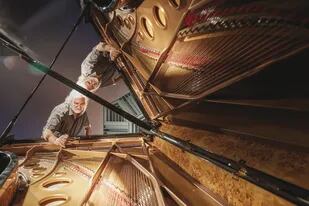 Roberto Rovira lleva casi cuatro décadas afinando los pianos de músicos argentinos y de las visitas que llegan a tocar al país. Un viaje al universo íntimo de un referente