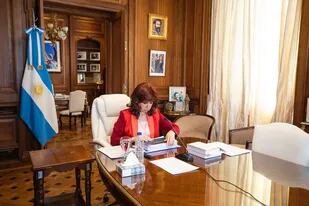 Causa Vialidad. Cristina Kirchner en su despacho de Congreso ante de comenzar con su defensa
