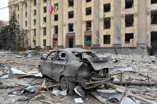Esta vista general muestra el dañado ayuntamiento de Kharkiv el 1 de marzo de 2022, destruido como resultado del bombardeo de las tropas rusas.