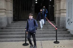 Pese a la oposición de la Asociación Gremial Docente (AGD), ayer volvieron las clases presenciales en el Colegio Nacional de Buenos Aires