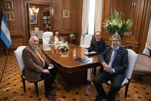 Roberto Domenech (CEPA), la vicepresidenta Cristina Kirchner, Gustavo Idìgoras (Ciara Cec) y José Martins, de la Bolsa de Cereales