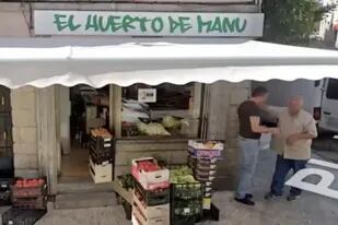 Una imagen de Google Maps muestra a un hombre con las características de Gammino, a la derecha, parado frente a una tienda