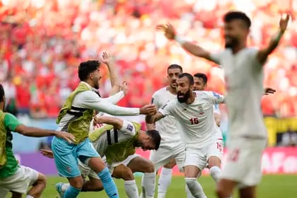 El festejo desaforado de los jugadores de Irán tras el gol de Rouzbeh Cheshmi, para el 1-0 parcial sobre Gales