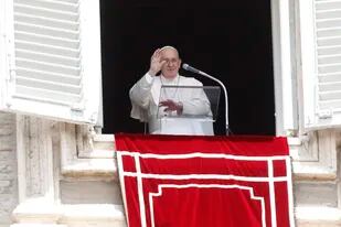 El Papa Francisco saluda a los fieles después de pronunciar la oración del Ángelus desde la ventana de su estudio con vista a la Plaza de San Pedro en el Vaticano, el domingo 1 de agosto de 2021 (AP Photo / Riccardo De Luca).