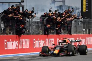 Los miembros del equipo de Red Bull celebran el triunfo de Max Verstappen