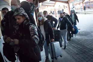 Civiles ucranianos llegan en tren desde Kharkiv, en el este de Ucrania, a Przemysl, Polonia, huyendo de la guerra en su país