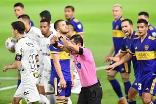 El árbitro Andrés Rojas Noguera anula un gol de Boca luego de consultar el VAR durante el partido del los xeneizes y Atlético Mineiro por la Copa Libertadores 2021