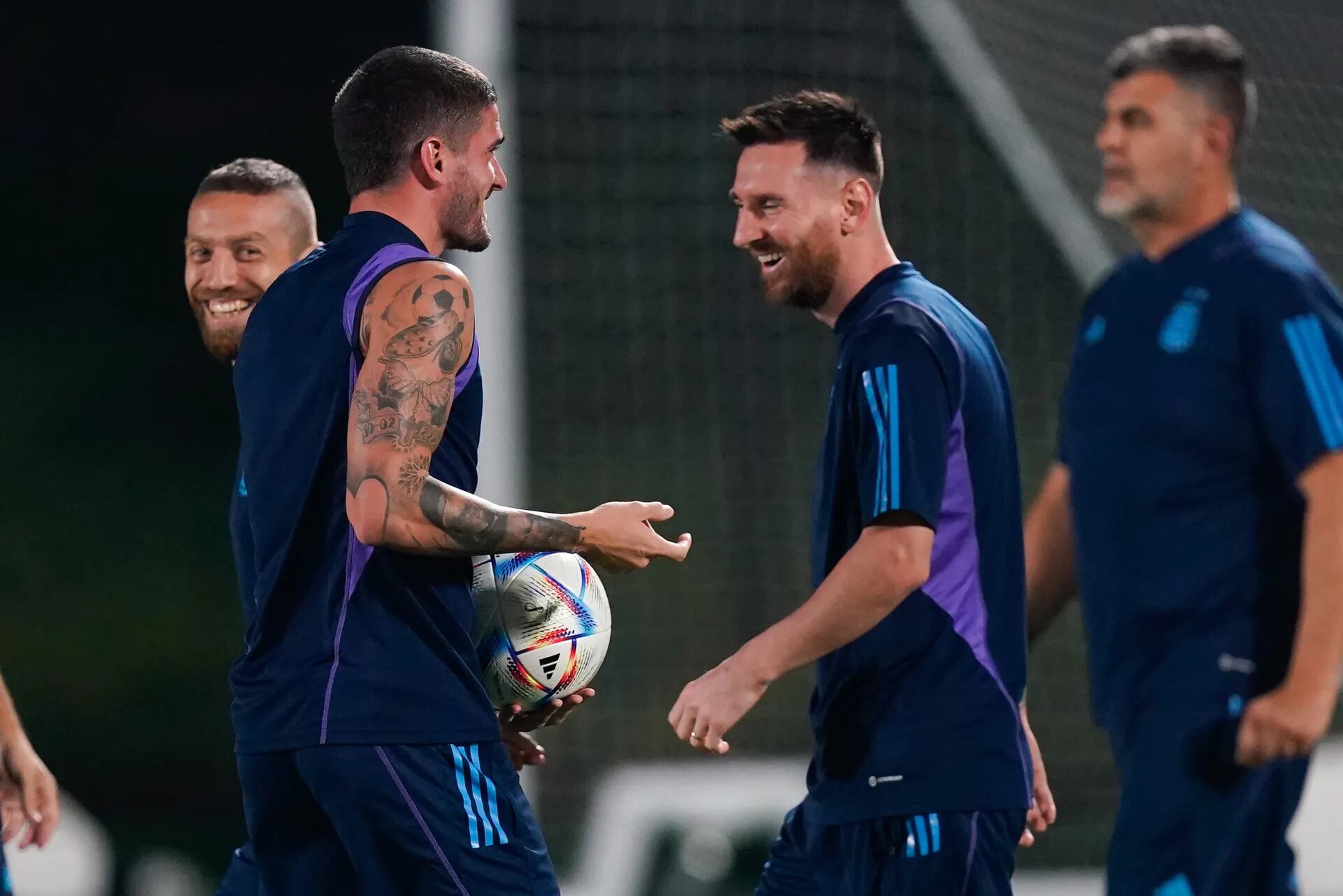 Entrenamiento de la selección argentina en la Universidad de Qatar, con Lionel Messi sonriente antes del partido ante Australia