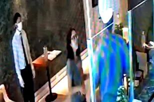 El intento de "rescate" de la mujer en cuarentena quedó registrado en las cámaras de seguridad del hotel