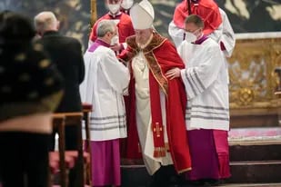 El papa Francisco parte después de presidir el funeral del cardenal Javier Lozano Barragán el lunes 25 de abril de 2022 en la Basílica de San Pedro, en el Vaticano. (AP Foto/Andrew Medichini)