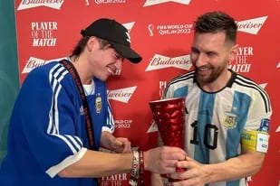 Paulo Londra le entregó el premio de mejor jugador del partido a Lionel Messi