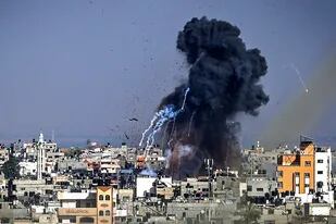 El humo se eleva hacia el cielo después de un ataque aéreo israelí en la ciudad de Gaza