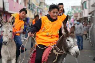 Desfile de disfraces y carrera de burros en Ecuador - LA NACION