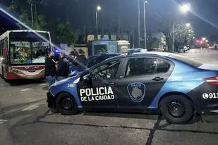 Una policía de civil mató a un ladrón de 15 años que subió a robar a un colectivo en Villa Lugano