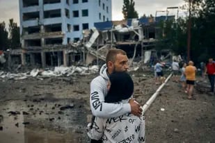 Una pareja reacciona después de un bombardeo ruso en Mykolaiv, Ucrania, el miércoles último