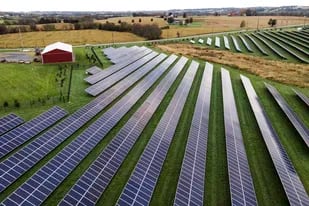 Campos de cultivo con paneles solares de Cypress Creek Renewables, el 28 de octubre de 2021, en Thurmont, Maryland. (AP Foto/Julio Cortez, Archivo)