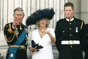 El príncipe Carlos, Camilla de Cornualles y Harry durante un evento de la familia real cuando este último era apenas un joven (Crédito: Shutterstock)
