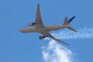 Los 128 aviones de pasajeros Boeing 777, equipados con el modelo de motor implicado en incidente de un avión de United Airlines que despegó de Colorado el sábado pasado, fueron inmovilizados en tierra