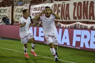Franco Cristaldo (10) festeja con Silva el primer gol de Huracán, que le ganó a Aldosivi por 2-0 en Parque Patricios