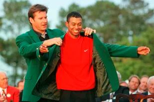 Nace una estrella y se abre otra era: Nick Faldo le calza el saco verde a Tiger Woods en el Masters de 1997