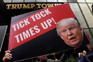 Manifestantes se reúnen frente a la Torre Trump en Nueva York el 31 de marzo de 2023.