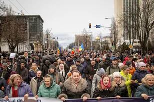 Manifestantes protestan en Chisinau, Moldavia, el domingo 19 de febrero de 2023, contra el gobierno prooccidental y el bajo nivel de vida, en una protesta iniciada por el recién creado Movimiento por el Pueblo de Moldavia y apoyada por miembros del partido Shor, afín a Rusia.