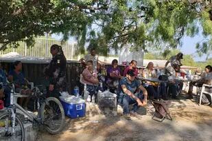 Familiares de mineros atrapados en una mina de carbón colapsada e inundada esperan información afuera de la mina en Sabinas, en el estado mexicano de Coahuila, el jueves 4 de agosto de 2022.  (AP Foto/Elizabeth Monroy)