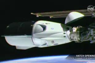 El vuelo de prueba de la nueva cápsula de SpaceX con capacidad de llevar una tripulación logró acoplarse con éxito a la Estación Espacial Internacional (EEI).