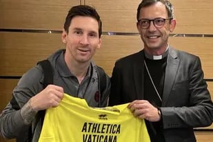 Lionel Messi recibe el obsequio del Papa Francisco de manos del monseñor Emmanuel Gobilliard