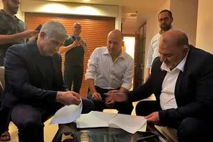 Lapid, Bennett y Abbas, al sellar el acuerdo para formar gobierno, en Ramat Gan